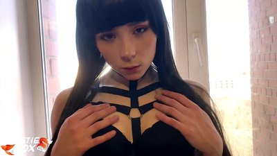 Брюнеткаи гарм барои пул амиқ ва ҳассос мехӯрад